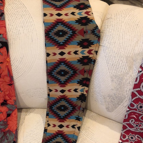 LOOK! Lularoe One Size leggings. 20+ different patterns available! 1 tween size - Picture 11 of 15